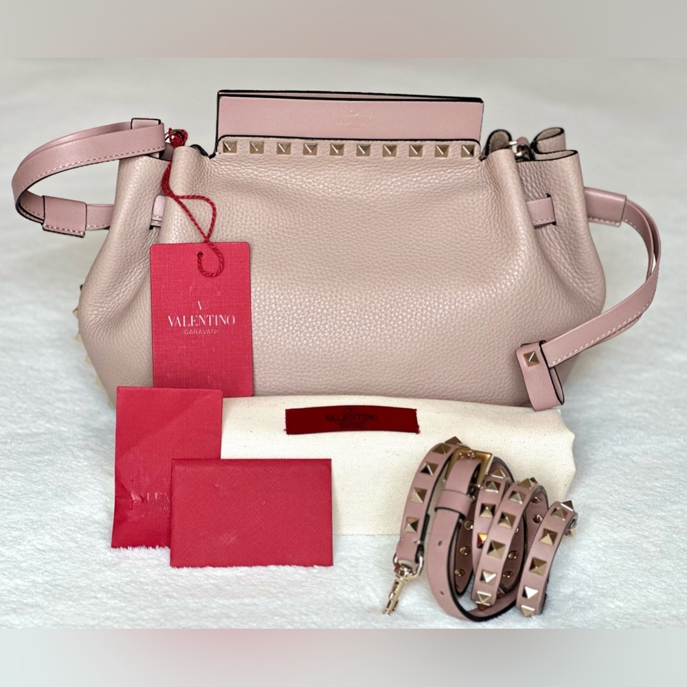 ✨ᴿᵃʳᵉ VALENTINO GARVANI Rockstud Drawstring Crossbody Bag